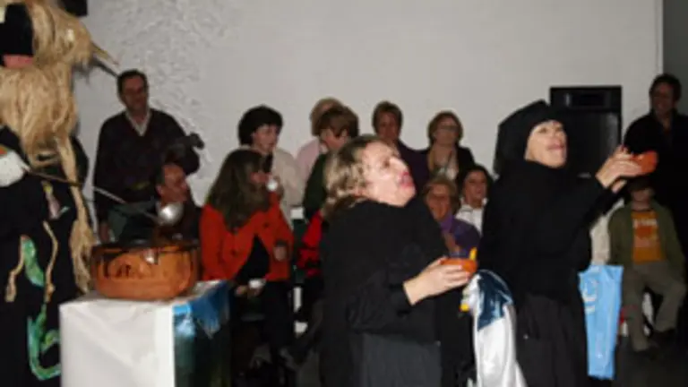  La queimada se prepar&oacute; con los tradicionales conjuros de las meigas.