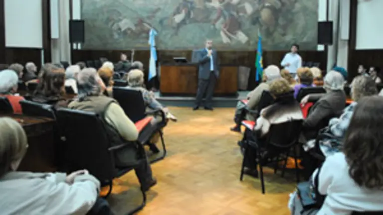  L&oacute;pez Dobarro, durante la presentaci&oacute;n de la exposici&oacute;n.