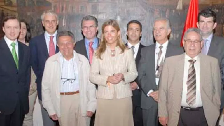  Francisco Granados y Victoria Cristóbal posan con el resto de asistentes a este primer encuentro.