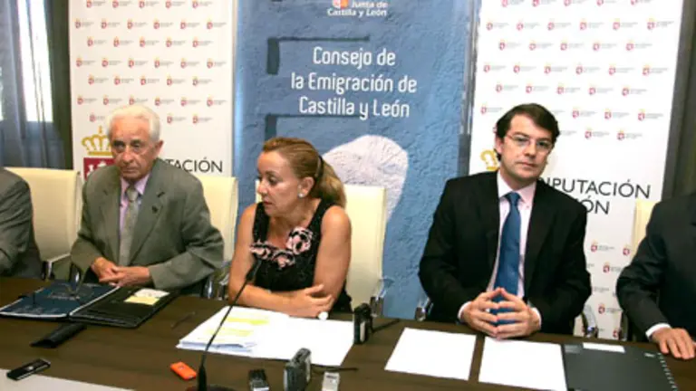  El consejero de Interior y Justicia, Alfonso Fernández Mañueco, junto a la presidenta de la Diputación de León, Isabel Carrasco, presiden la reunión del Consejo de la Emigración de Castilla y León