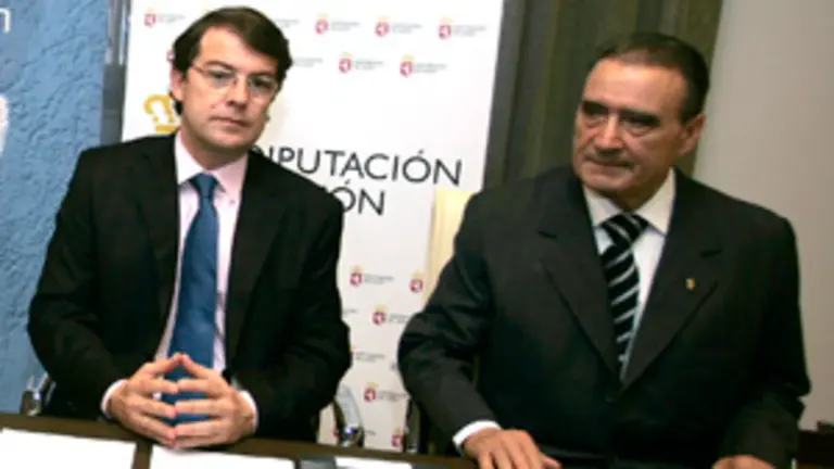  Fernández Mañueco y Pedro Bello, durante el Consejo de la Emigración celebrado el pasado lunes. 