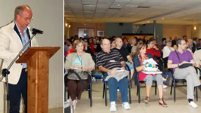  A la izda., el secretario xeral Santiago Camba, durante su intervenci&oacute;n. A la dcha., el p&uacute;blico asistente. 