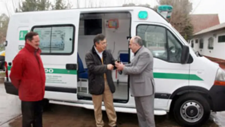  El presidente de la Diputaci&oacute;n, Salvador Fern&aacute;ndez Moreda, entrega la llave de la ambulancia al presidente del Hogar Gallego para ancianos, Rafael Gil. Con ellos est&aacute; el jefe de la Secci&oacute;n Europea y Acci&oacute;n Exterior, Antonio Garc&iacute;a. 