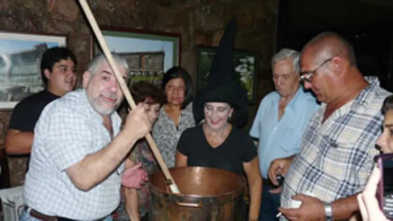  Manuel Sinde, presidente del CGPLC, enciende la &lsquo;queimada&rsquo;, en compa&ntilde;&iacute;a de socios del centro.