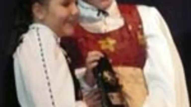  Entrega de reconocimiento a Lorena Genov&eacute;s.