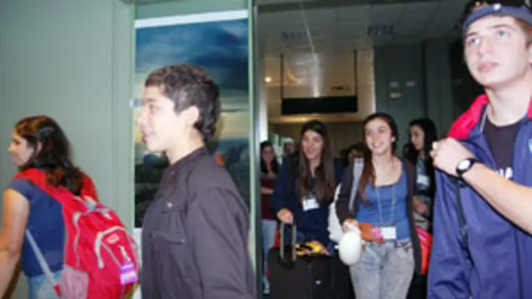  Los j&oacute;venes, a su llegada a Lavacolla. 