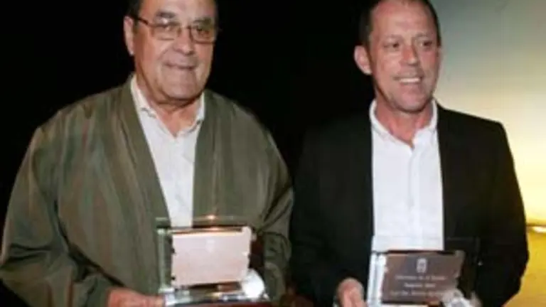  &lsquo;Yayo&rsquo; &ndash;a la izquierda&ndash; y Luis San Narciso, con los galardones. 