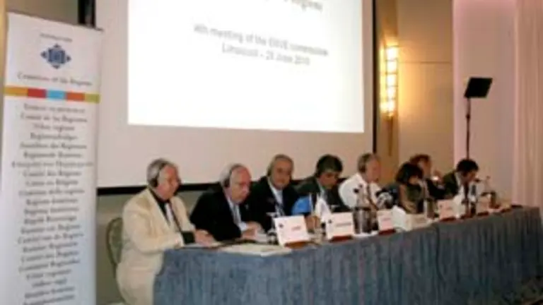  Vicente &Aacute;lvarez Areces, con miembros de la Comisi&oacute;n de Medio Ambiente.