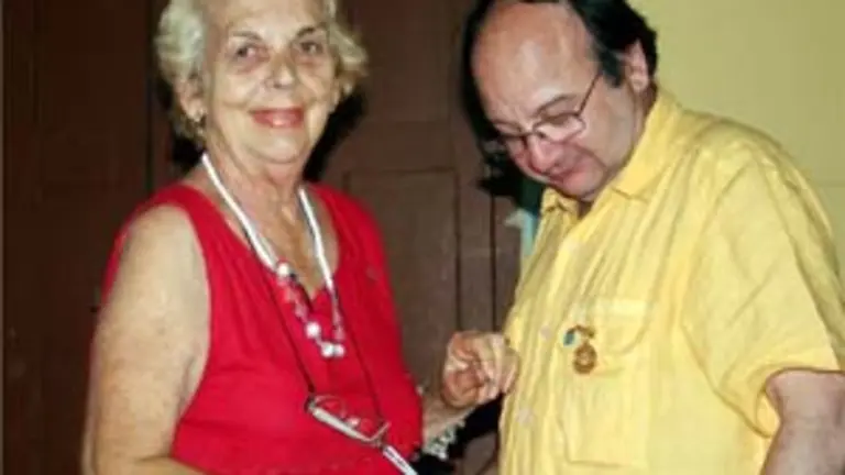  Enrique Delgado entrega la Medalla a Mar&iacute;a Antonia Marcos.