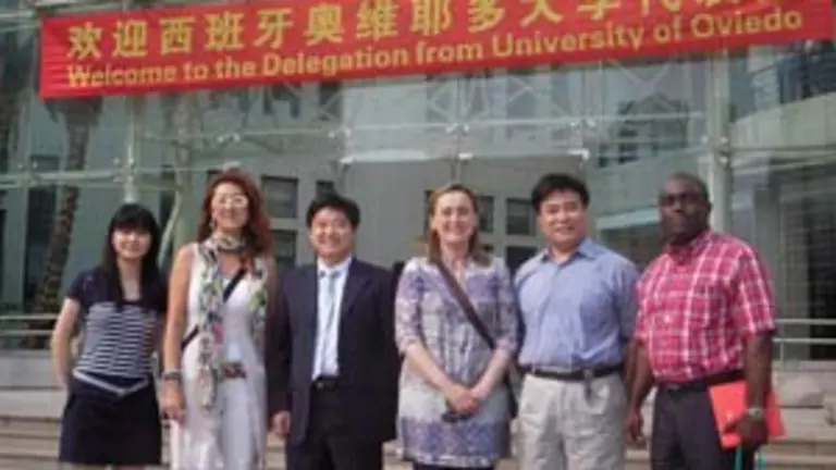  La vicerrectora y el director de &aacute;rea &ndash;primero y tercera por la derecha&ndash;, con sus anfitriones chinos.    