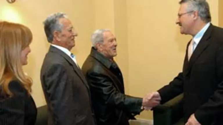  El delegado del Gobierno en Asturias, Antonio Trev&iacute;n, con representantes de los emigrantes retornados.