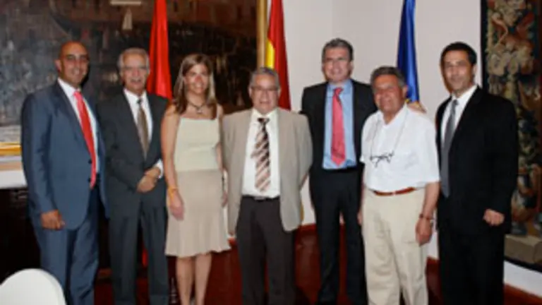 Victoria Cristóbal y Francisco Granados, con los consejeros procedentes de la emigración.