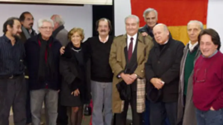  Dirigentes de Nova Esquerda posan junto a algunos de los asistentes al acto.