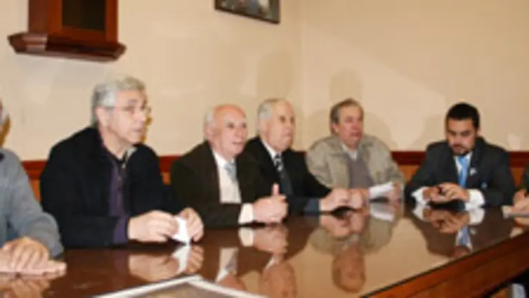  Integrantes de la comisi&oacute;n organizadora del Mes de Galicia dieron a conocer el programa de actos.