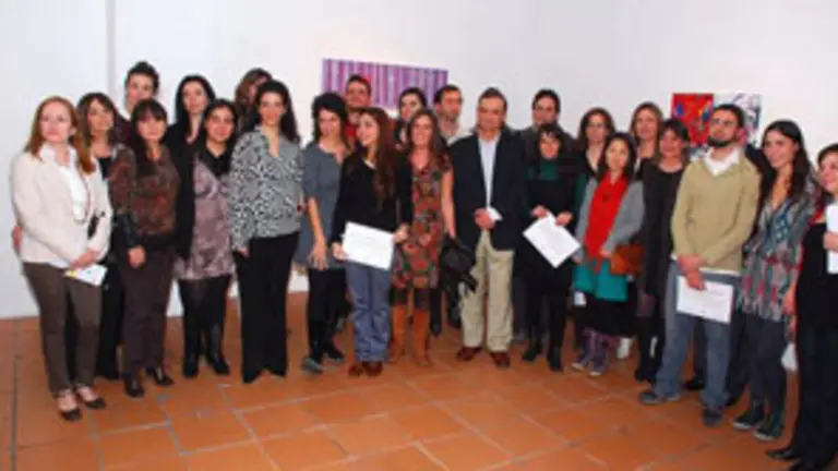  Los participantes en la exposición posan junto al jurado del certamen.