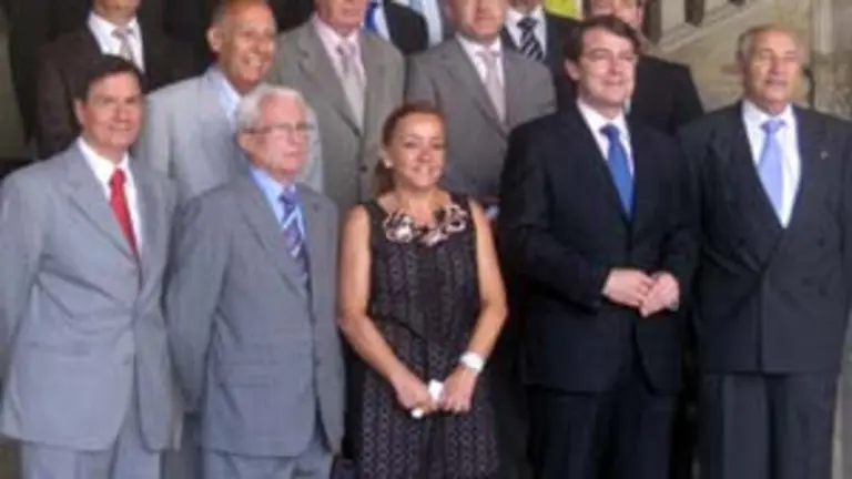  Los miembros del Consejo de la Emigración, junto a la presidenta de la Diputación de León, Isabel Carrasco. 