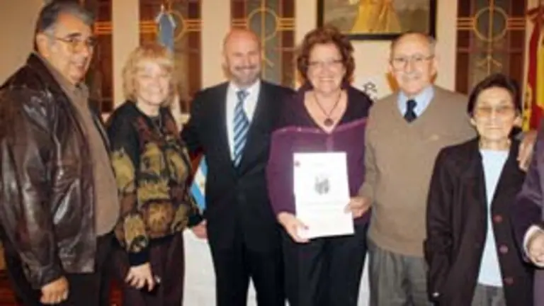  La presidenta, Iluminada Fernández, y miembros de la junta directiva, orgullosos de este logro.