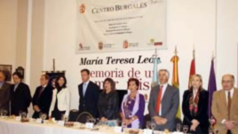  La mesa principal entonando el himno.