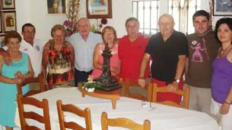  Socios de los dos Centros Asturianos, durante la visita. 