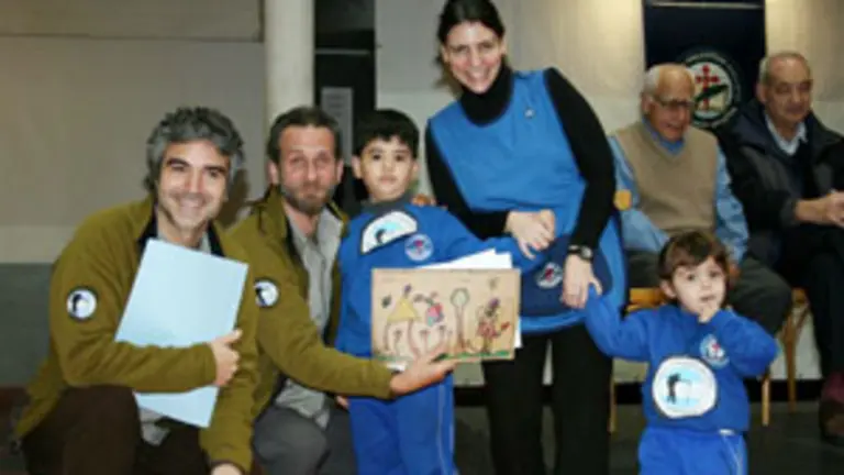 Ernestina y Lucas, de la mano de su maestra, entregan los sue&ntilde;os del nivel inicia, a los directores del Proyecto. 