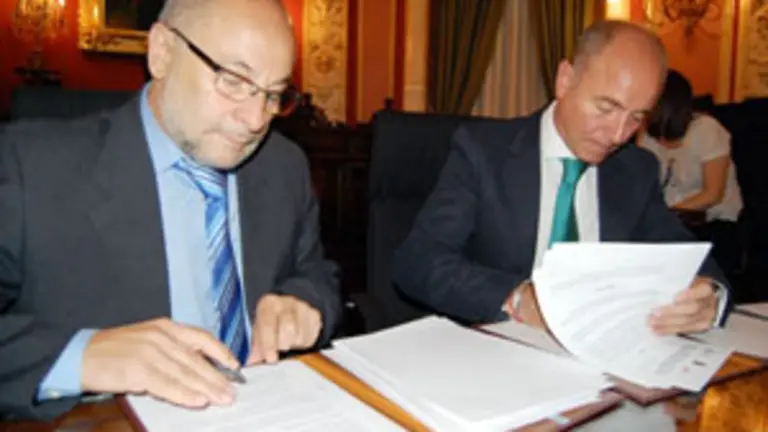  Santiago Camba y el alcalde de Ourense, Francisco Rodr&iacute;guez, firman el convenio.