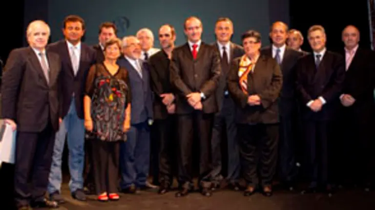 Foto de familia de los galardonados, organizadores e invitados especiales a la cena de gala. 