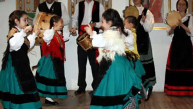 El nuevo grupo infantil de baile de la A.B.C. de Corcubi&oacute;n hizo su debut. 