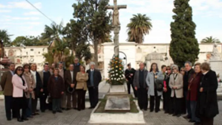 Los concurrentes al evento posan ante el cruceiro donde se homenaje&oacute; a los gallegos fallecidos en Montevideo. 