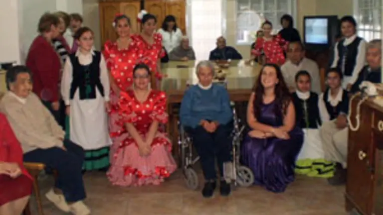Un momento de la visita al Centro de Mayores de San Juan Bosco. 