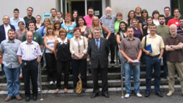 Los representantes del Principado y el presidente del Consultivo con los alumnos y alumnas de la Escuela de Asturian&iacute;a. 