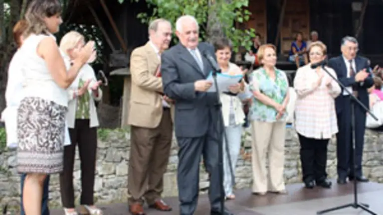 Representantes del Gobierno asturiano, del Consejo de Comunidades Asturianas, del Ayuntamiento de Gij&oacute;n y la procuradora del Principado, acompa&ntilde;ando a Carlos Rodr&iacute;guez, presidente del Centro Asturiano de Santa Fe (Argentina), homenajeado en 2009, 