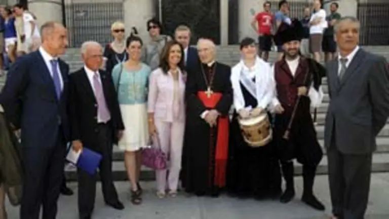 Santiago Camba y Castelao Braga&ntilde;a &ndash;primeros por la dcha.&ndash;, junto al cardenal Rouco Varela y otros invitados a la salida de la ceremonia religiosa. 