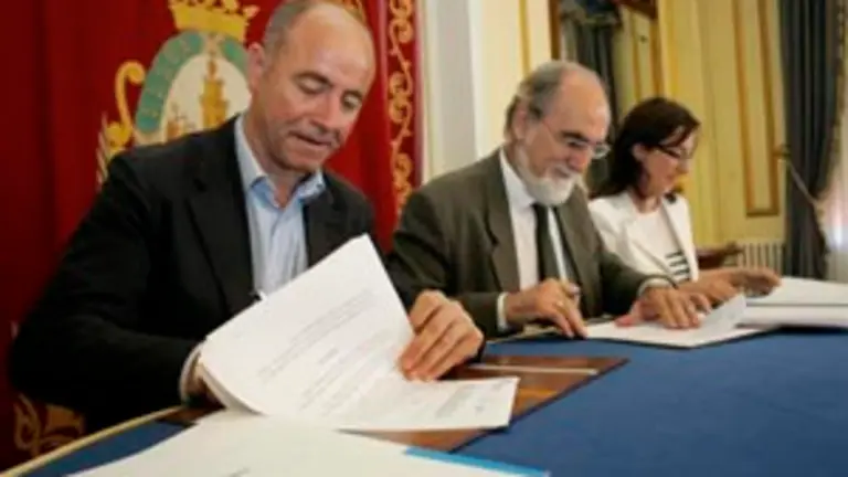 Santiago Camba y el alcalde de Ferrol, Vicente Irisarri, durante la firma del convenio. 