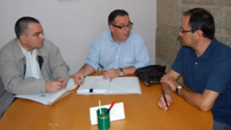 Antonio Aguar&oacute;n, durante su reuni&oacute;n con los responsables de C&aacute;ritas Ourense. 