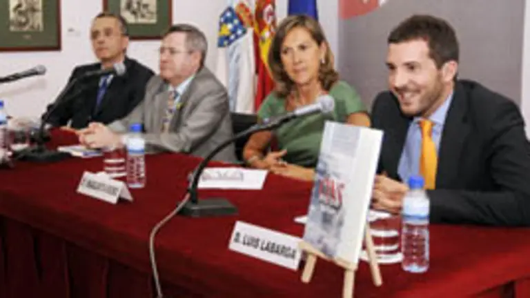 De izda. a dcha., C&eacute;sar Olivera, Ram&oacute;n Jim&eacute;nez, Margarita Riob&oacute; y Luis Labarga, durante la presentaci&oacute;n. 