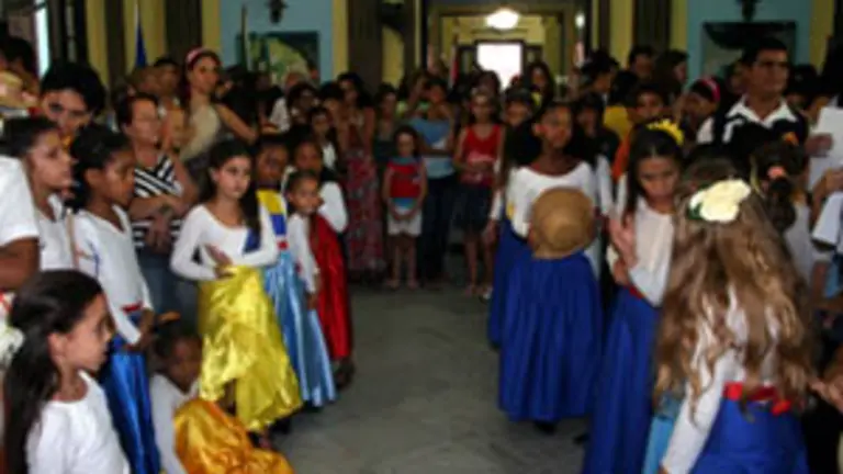 Centenares de niños recibieron su diploma.