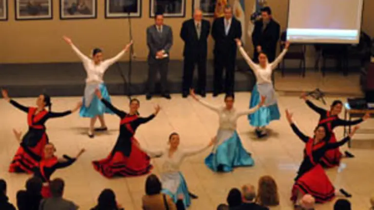 Las autoridades observan la actuaci&oacute;n de un grupo de baile durante el acto de inauguraci&oacute;n de la exposici&oacute;n. 