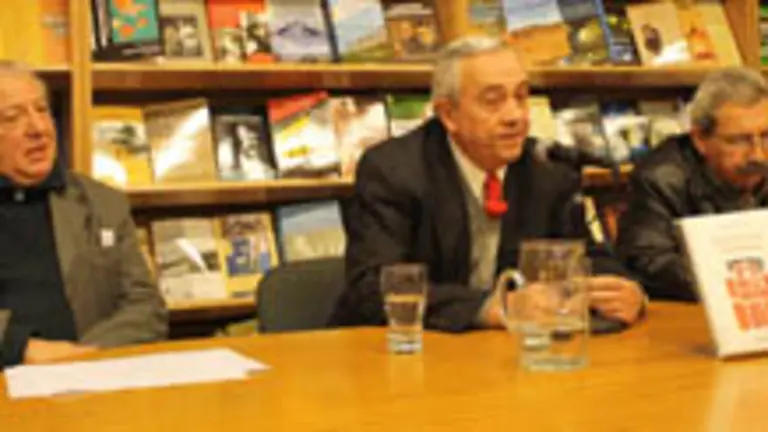 De izda. a dcha., Puppo, Penelas y Derlis, durante la presentaci&oacute;n. 