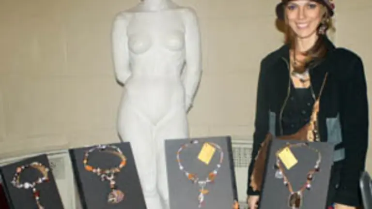 Pilar San Martín, junto a algunas de sus últimas creaciones. 