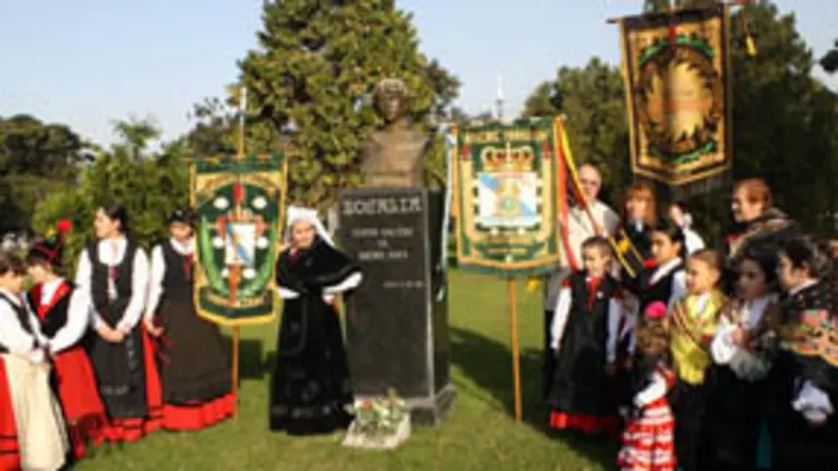 La ofrenda floral a Rosal&iacute;a de Castro. 