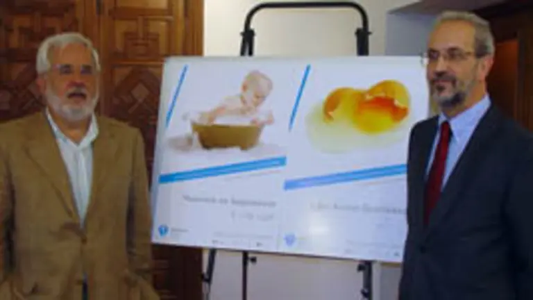 Miguel Ángel Quintanilla y Daniel Hernández Ruipérez –a la derecha– posan con los carteles de ‘Empírika’. 