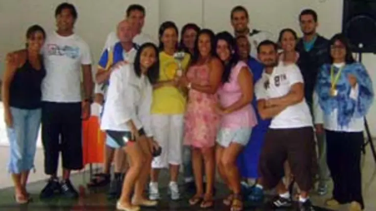 Los ganadores del máster exhiben su trofeo y medallas. 