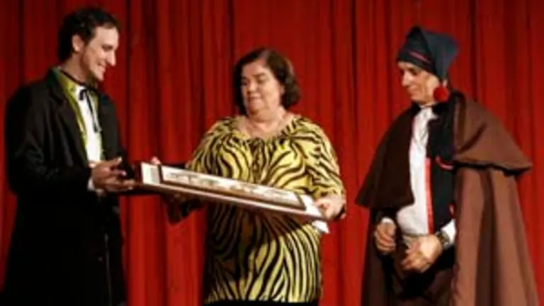 Jorge Luis Vilar y Jorge Vilar hacen entrega a Guillermina Hernández de un cuadro hecho con petróleo pesado, realizado por el artista Óscar José Aguilera. 