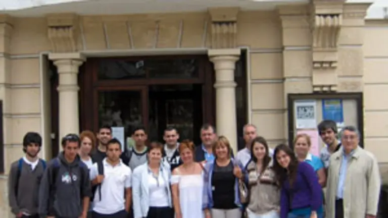 Mar&iacute;a Jos&eacute; Ramos recibi&oacute; en el Ayuntamiento de Vald&eacute;s a los j&oacute;venes participantes en los campos de trabajo. 