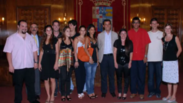 Fernando Martínez Maíllo recibió en el Salón de Plenos de la Diputación de Zamora a los participantes en la \'Operación Racíces\'
