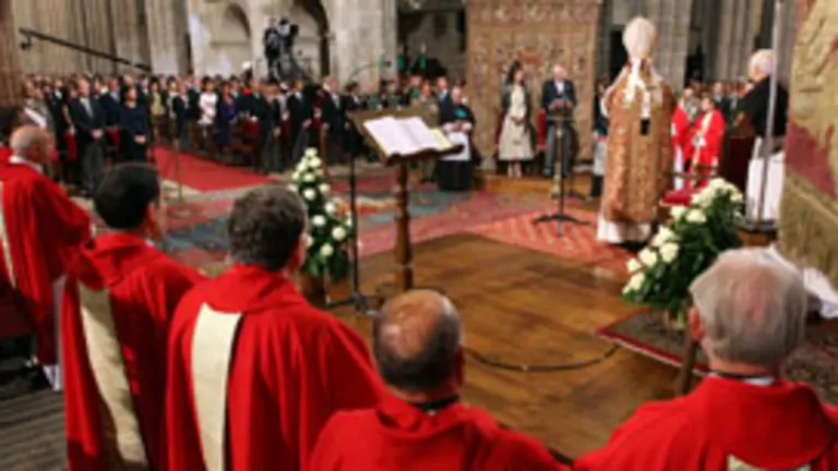El rey, durante la lectura de la Ofrenda al Ap&oacute;stol. 