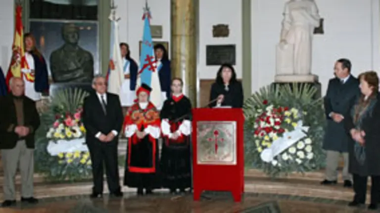 Directivos del Centro Gallego de Buenos Aires y de la Uni&oacute;n de Sociedades Gallegas, luego de depositar ofrendas florales ante los bustos de Alfonso Castelao y Rosal&iacute;a de Castro. Al costado, el coro de la instituci&oacute;n, junto a su director, Gabriel L
