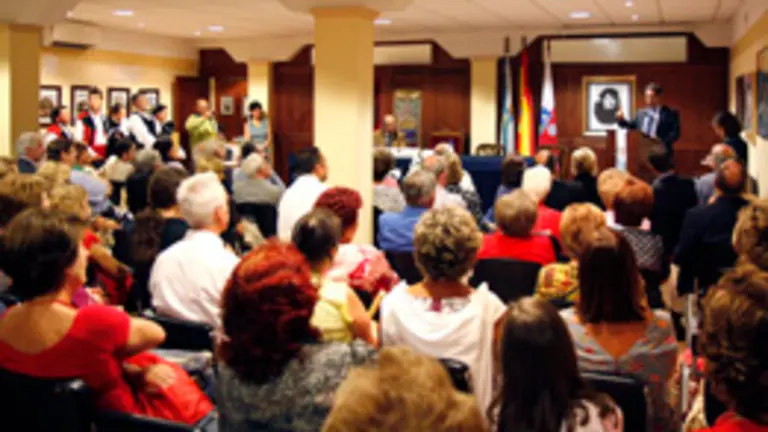 El presidente Revilla, durante el preg&oacute;n en la sede del Centro Gallego de Santander. 