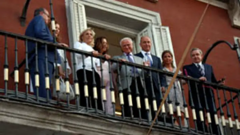 Jos&eacute; Manuel Castelao y Santiago Camba, acompa&ntilde;ados por Victoria Crist&oacute;bal, Fernando de Castro y otros dirigentes, en el balc&oacute;n de la Plaza Mayor de Madrid donde se dio lectura al preg&oacute;n. 