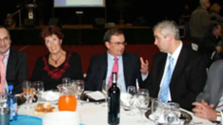 De izda. a dcha., Julio Olmos, Mar&iacute;a Teresa Michel&oacute;n, Juan Jos&eacute; Escobar, Alejandro L&oacute;pez y Julio Mart&iacute;nez, presidente del Centro Gallego. 